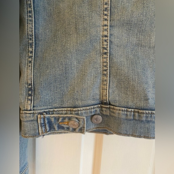 Authentic Levi’s Denim Jacket - Picture 7 of 8